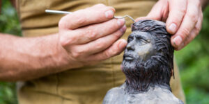 artista esculpiendo